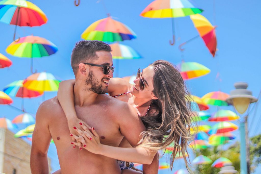 Ensaio casal na rua das sombrinhas de frevo em Porto de Galinhas - Fotógrafo em Pernambuco