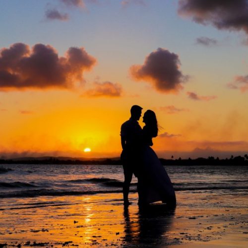 Ensaio casal no pôr do sol na praia - Fotógrafo em Porto de Galinhas