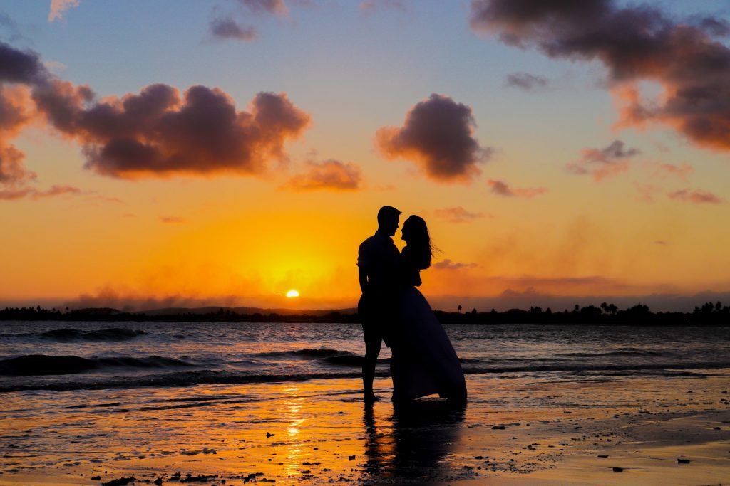 Ensaio casal no pôr do sol na praia - Fotógrafo em Porto de Galinhas