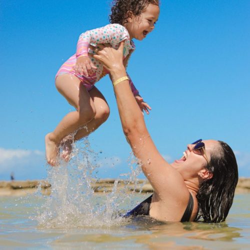 Ensaio divertido de família na praia de Carneiros- Fotógrafo em Pernambuco