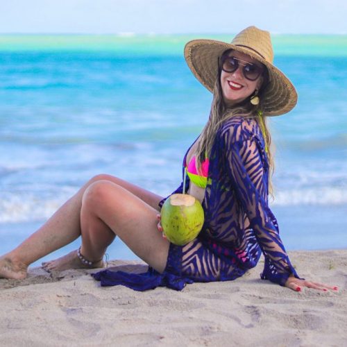 Ensaio feminino na praia - Mulher bebendo com agua de coco - Fotógrafo em Porto de Galinhas