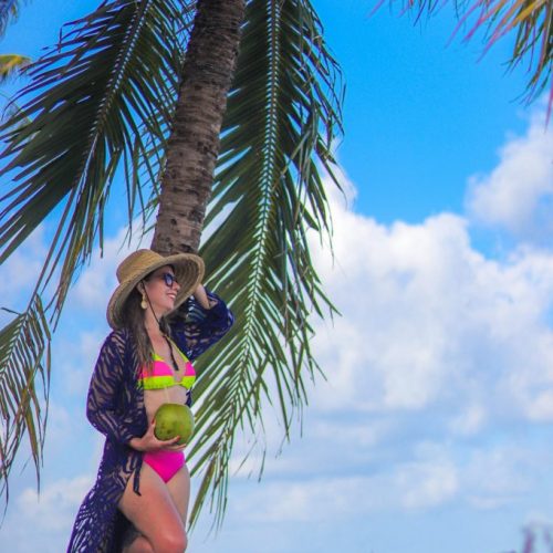 Ensaio feminino na praia bebendo agua de coco - Fotógrafo em Porto de Galinhas