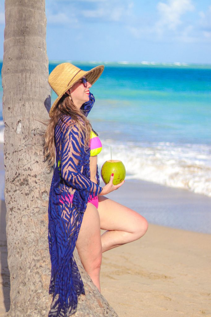 Ensaio mulher na praia bebendo agua de coco - Fotógrafo em Porto de Galinhas