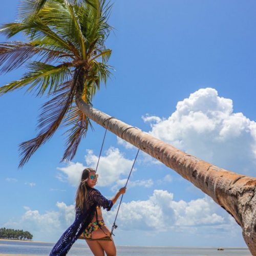 Ensaio mulher no balanço do coqueiro na praia- Fotógrafo em Maragogi