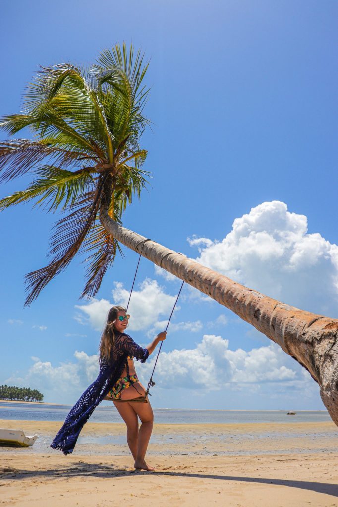 Ensaio mulher no balanço do coqueiro na praia- Fotógrafo em Maragogi