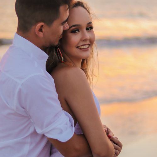 Ensaio Casal no pôr do sol na praia - Fotógrafo em Porto de Galinhas