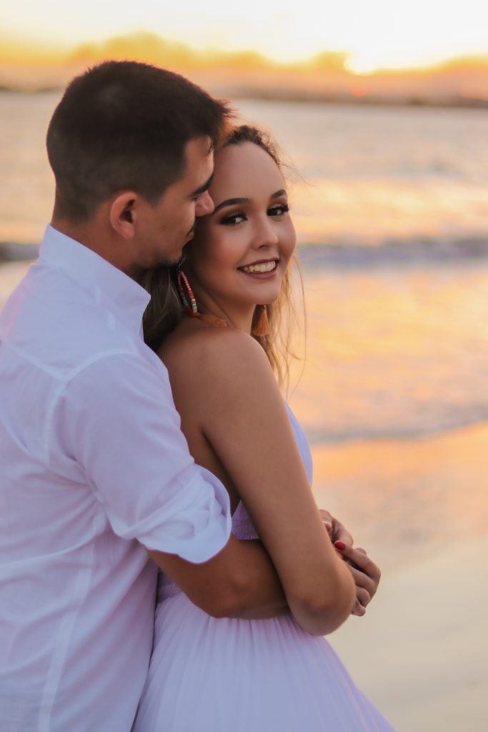 Ensaio Casal no pôr do sol na praia - Fotógrafo em Porto de Galinhas