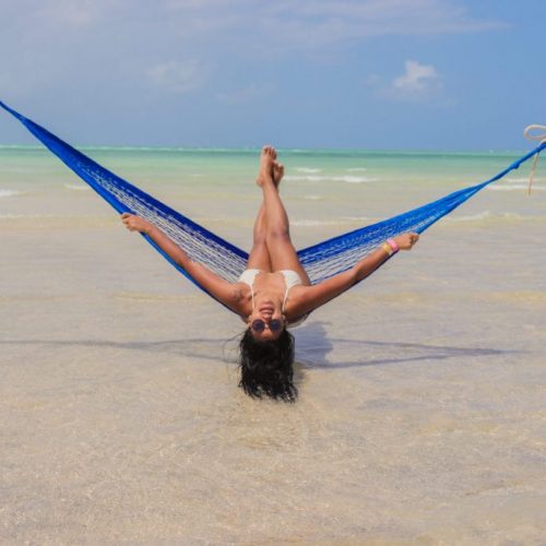 Ensaio de mulher na praia de Maragogi com fotógrafo - Mulheres que viajam sozinha e se divertem