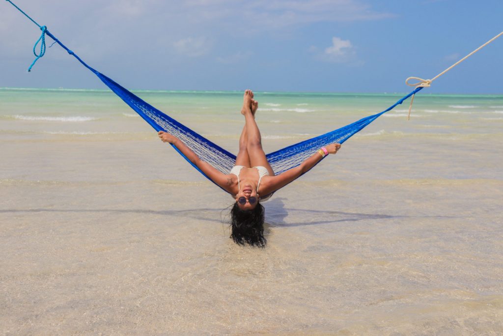 Ensaio de mulher na praia de Maragogi com fotógrafo - Mulheres que viajam sozinha e se divertem